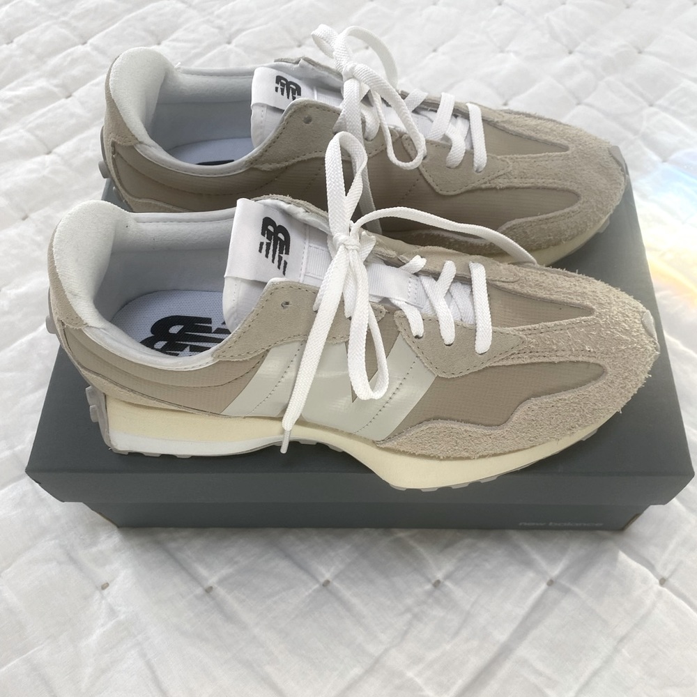 New Balace 327 Sneakers. BRAND NEW! NEVER WORN!